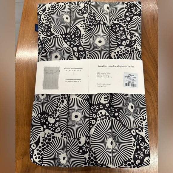 BAGGU 16” Puffy Laptop Sleeve NWT 🛑SOLD🛑 - Picture 2 of 5